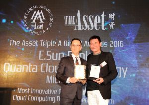 von links nach rechts: Jeff Ke, SVP der E.SUN Bank, Hong Kong Branch, und Samuel Tsai, Sr. Director of Business Development bei QCT, beim Erhalt des „Triple A Digital Awards 2016“ des Asset Magazins.