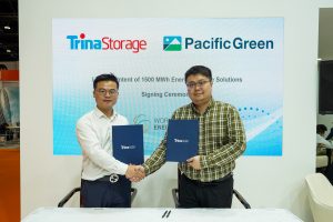 Jack Chen, Overseas Sales Director von Trina Storage, und Du Yangfan, General Manager von Pacific Green Technologies Shanghai, unterzeichneten während der WFES in Abu Dhabi die Absichtserklärung für die Bereitstellung von Energiespeichersystemen mit 1.500 MWh Gesamtvolumen.